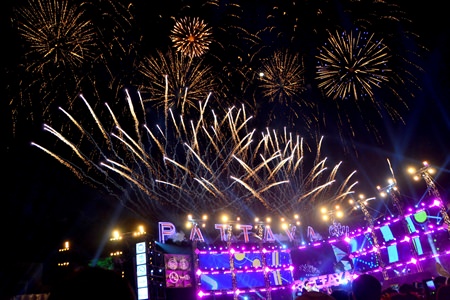 2015 exploded across Pattaya with the crash of 1,000 fireworks at the finale of the Pattaya Countdown. Mayor Itthiphol Kunplome ticked off the last minutes of 2014 with 50,000 people at Bali Hai Pier, capping a week-long festival.