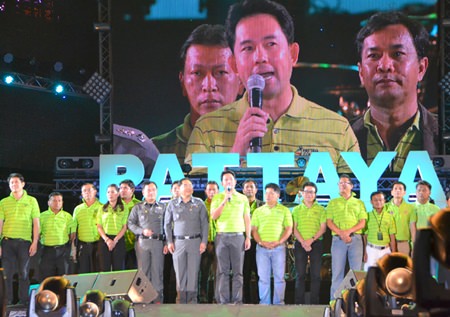 Mayor Itthiphol Kunplome presided over the New Year Countdown ceremony with representatives from TAT Pattaya, Pattaya Tourist Police, Pattaya City Council, Thai Beverage Co., Ltd., and M-150 Co., Ltd.