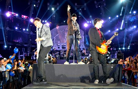 Slot Machine plays the song “Goodbye”.