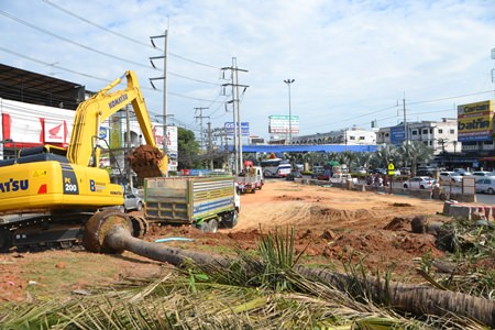 After years of planning and months of delays, construction of a subterranean traffic-bypass tunnel under Sukhumvit Road has begun. Contractors have started removing the 14 high-mast electric posts, seven billboards, two directional signs, five traffic lights, 256 trees, a large LED screen and the pedestrian bridge near Pattaya School No. 5 needed to begin construction. 