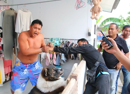 Sattahip police had to fight off dogs protecting alleged drug dealer Sagnad Sungrandorn.