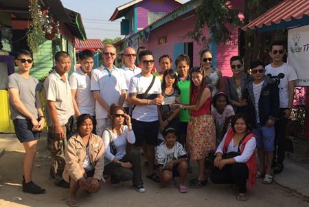 Bebe Michelsen and friends present a 99,999 baht donation and rice to Glory Hut Foundation Director Pornsawan Christpirak.