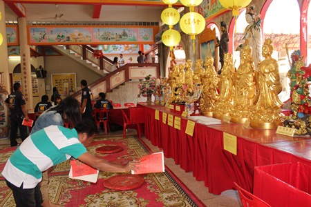People come to make merit at the Sawang Boriboon Thammasathan Foundation.