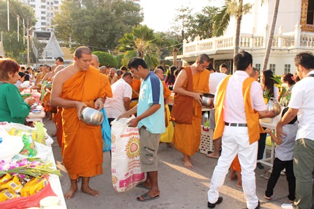 People attending the merit making ceremony at Chaimongkol Temple.