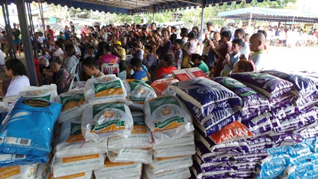 Pattaya Mail reporter Patcharapol Panrak and his family donated 1,000 bags of rice to the disabled, needy, children and the elderly in Sattahip.