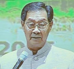 Deputy Prime Minister Pridiyathorn Devakula appears on the big screen during a forum in Chonburi to outline government strategies to make Thailand Southeast Asia’s center of international trade.
