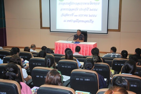Nongprue Municipality Mayor Mai Chaiyanit presides over the “Safe Food” training program attended by over 70 Nongprue Sub-district food vendors.