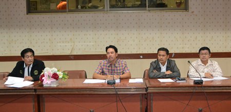 (L to R) Deputy Mayor Ronakit Ekasingh, Mayor Itthiphol Kunplome, Phanu Phasak, the Marine Department’s engineering chief, and Deputy Mayor Verawat Khakhay lead a meeting to schedule work on simultaneously refilling Pattaya Beach with sand and laying new beachfront drainage pipes.