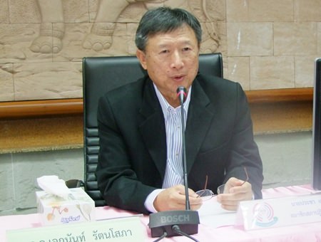 Pracha Taerat, chairman of the NRC’s committee on public participation and public hearings, hosts a public forum in Chonburi to take input on national-reform measures.
