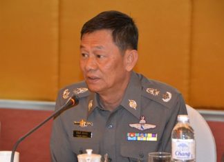 Pol. Maj. Gen. Nitipong Niamnoi, commander of Chonburi’s provincial police, joins the discussion with Pattaya business operators and listens to complaints about traffic problems in Pattaya.