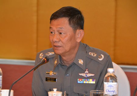 Pol. Maj. Gen. Nitipong Niamnoi, commander of Chonburi’s provincial police, joins the discussion with Pattaya business operators and listens to complaints about traffic problems in Pattaya.