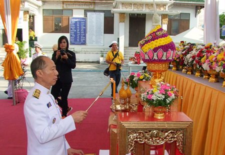 In Chonburi, Gov. Khomsan Ekachai lights candles and presents flower cones whilst leading officials there in a solemn ceremony to observe King Taksin Day,