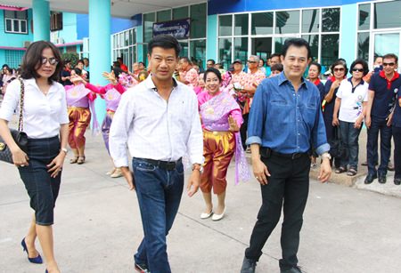 Sattahip’s new district chief, Parinya Photsat (center), receives a warm welcome from residents and public officials as he arrives at the district office.