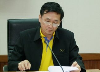Chonburi Deputy Gov. Chamnarnvit Taerat chairs a meeting in Chonburi to prevent and solve human-trafficking issues.