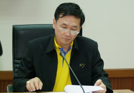 Chonburi Deputy Gov. Chamnarnvit Taerat chairs a meeting in Chonburi to prevent and solve human-trafficking issues.