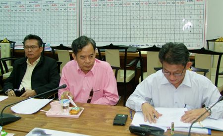 Officials man the tally board (background) of this year’s road carnage in Chonburi during the “seven dangerous days” of Dec. 30-Jan. 5.