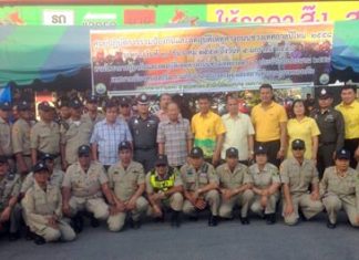 Four agencies: Nongprue Municipality, Banglamung District, Nongprue Police Station, and the Peace and Order Maintaining Division of the Office of Nongprue Municipality Manager, led by Nongprue Municipality Mayor Mai Chaiyanit, set up a service point by Mitkamon Intersection in Soi Siam Country Club to try and prevent road accidents during the New Year Festival.