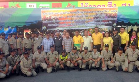 Four agencies: Nongprue Municipality, Banglamung District, Nongprue Police Station, and the Peace and Order Maintaining Division of the Office of Nongprue Municipality Manager, led by Nongprue Municipality Mayor Mai Chaiyanit, set up a service point by Mitkamon Intersection in Soi Siam Country Club to try and prevent road accidents during the New Year Festival.