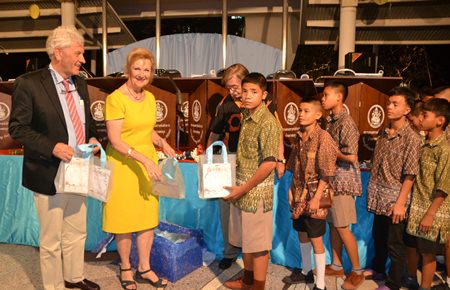 The members of the Angalung Orchestra receive gifts from the hands of (from left) Wendelmoet Boer, Ambassador Joan Boer and Martin Brands.