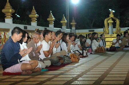 So many people attended the Mass Prayer at Nong Yai Temple that the temple hall space was not enough to fit them all in; many people had to sit and pray outside the hall.