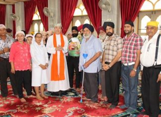 Father Krisada presents a token of goodwill to Amrik Singh Kalra, head of the Sikh community in Pattaya.
