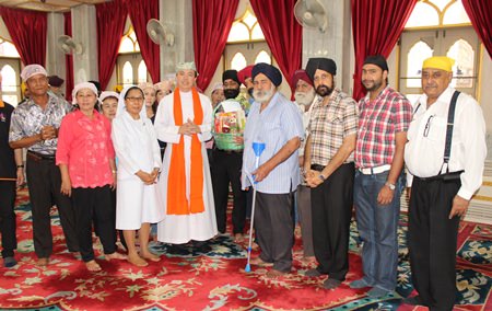 Father Krisada presents a token of goodwill to Amrik Singh Kalra, head of the Sikh community in Pattaya.