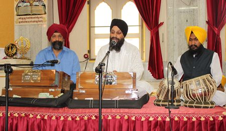 Gianiji Deep Sing leads the congregation in singing kirtans.
