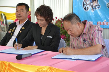 Nongprue Mayor Mai Chaiyanit signs an agreement to open the center with Special Education Center Region 12 Director Sawee Dokkularn.