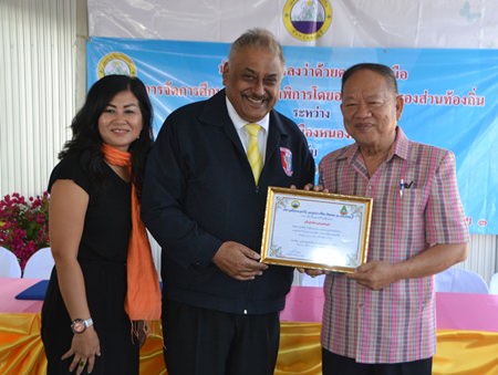 Nongprue Mayor Mai Chaiyanit (right) presents a certificate of appreciation to the Pattaya Sports Club, represented by President Peter Malhotra and Noi Emmerson (left) Community Service Director.