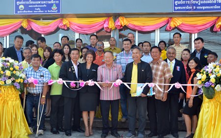Nongprue Mayor Mai Chaiyanit and Special Education Center Region 12 Director Sawee Dokkularn cut the ribbon to officially open the center.