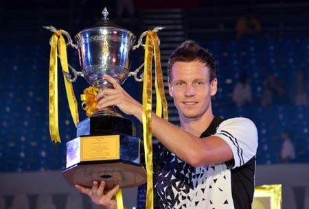 Tomas Berdych of the Czech Republic holds up the King’s trophy after winning the 2015 World Tennis Thailand Championship in Hua Hin, Friday, Jan. 2.