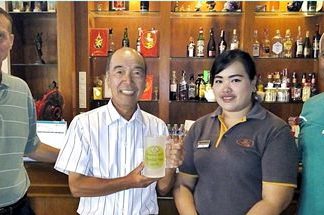 Mashi wins first Monthly Mug by a mile Mashi Kaneta (centre left) with his Monthly Mug poses with Tom Cotton (left), Landis Brooks (right) and one of BJ Holiday Lodge’s finest.