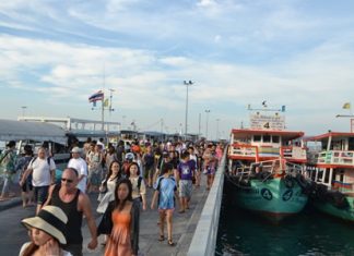 Around 20,000 tourists per day travel to Larn Island during the New Year holidays.