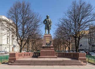 The Glinka monument in Teatralnaya Square, St. Petersburg, Russia. (Photo: Alex Florstein)