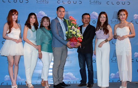 Pongsatorn Jiraprasert (4th left) and Paranee Jiraprasert (2nd right), project directors of the S-Fifty Cloud Condominium, receive congratulations during the grand opening of the 5th phase of the project.