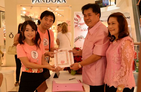 One of the 9 couples who registered their marriage at Central Festival Pattaya Beach.