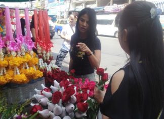 Flower vendors at South Pattaya’s Chaimongkol Market speculated their slower sales were due to a sluggish economy.