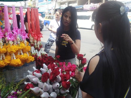 Flower vendors at South Pattaya’s Chaimongkol Market speculated their slower sales were due to a sluggish economy.