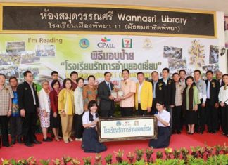 Suwit Kingkaew (center left), senior vice president of CP All Plc., presents Pattaya’s first “Love to Read School” sign to Mayor Itthiphol Kunplome (center right) and other officials representing Pattaya School No. 11.