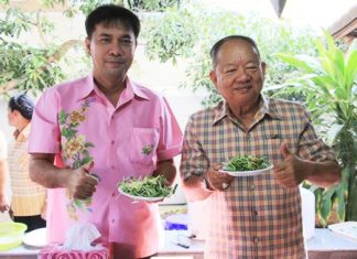 Nongprue Mayor Mai Chaiyanit (right) and Yayah Sensuree, member of the Chonburi Council (left) prepare to taste the delicious end product.