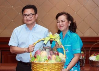 Pattaya Women’s Development Group President Nawarat Khakhay presents a New Year gift basket to Deputy Mayor Wutisak Rermkitkarn to thank him for attending the group’s meeting.