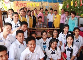 Pattaya School No. 11 shows off results of project-based learning program Pattaya School No. 11 administrators and Mattayom students pose for a photo with Mayor Itthiphol Kunplome and members of Pattaya’s city council at the opening ceremony.