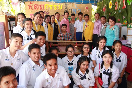 Pattaya School No. 11 administrators and Mattayom students pose for a photo with Mayor Itthiphol Kunplome and members of Pattaya’s city council at the opening ceremony.