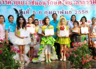 Khet Udomsak students get back to nature Winners of the “Miss Recycle” contest collect their rewards.