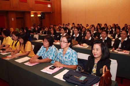 Day-care providers, nursery-school teachers, primary-school teachers, educational personnel, and relevant officials attended the seminar.