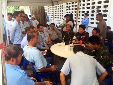 Pattaya taxi drivers complain to military officials that illegal drivers are stealing their business through violent intimidation.