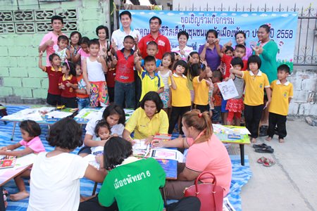 City Councilman Banjong Banthoonprayuk, officials from the Pattaya Social Development Office and representatives from the World Vision Foundation hold the second of their monthly Child Development Project workshops at the Ban Nern Rot Fai community.
