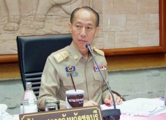 Gov. Khomsan Ekachai chairs Chonburi’s monthly heads of civil service meeting.