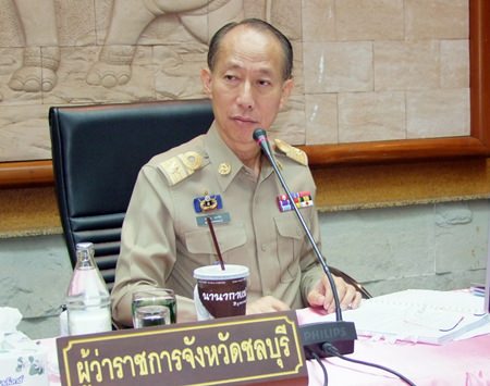 Gov. Khomsan Ekachai chairs Chonburi’s monthly heads of civil service meeting.