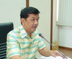 Deputy Governor Chawalit Saeng-Uthai chairs a meeting to review the success of new rules governing beach chair vendors in Pattaya and Jomtien.